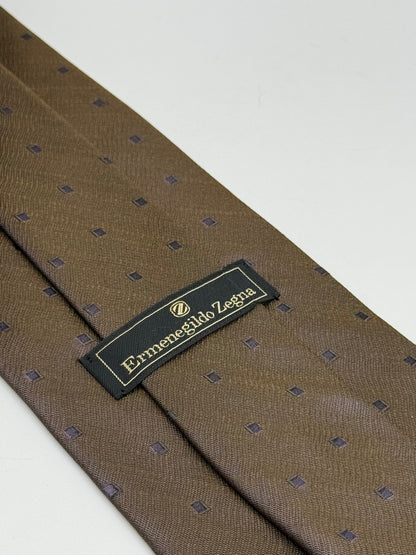 Brown silk tie whit small geometric parttern
