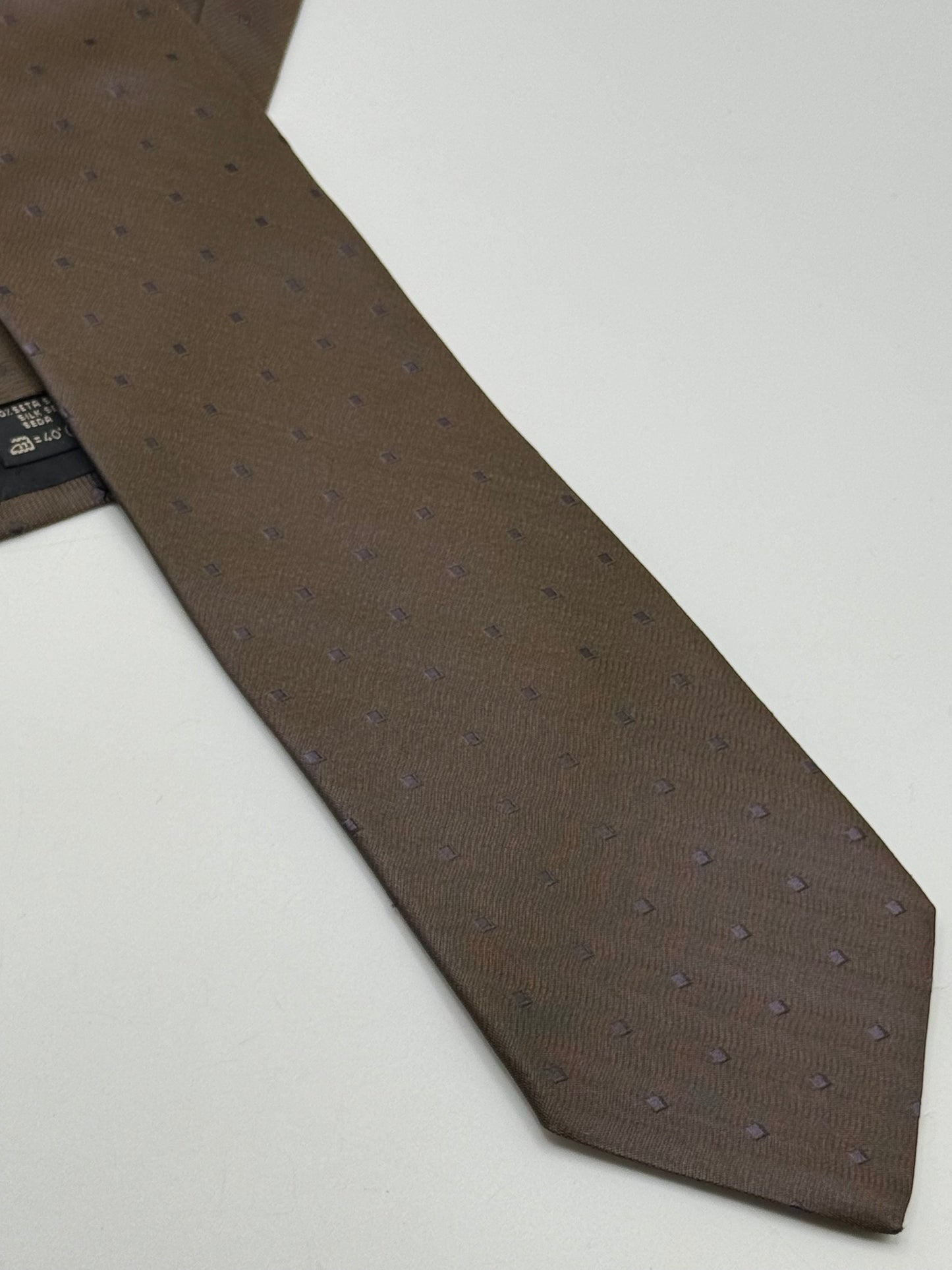 Brown silk tie whit small geometric parttern