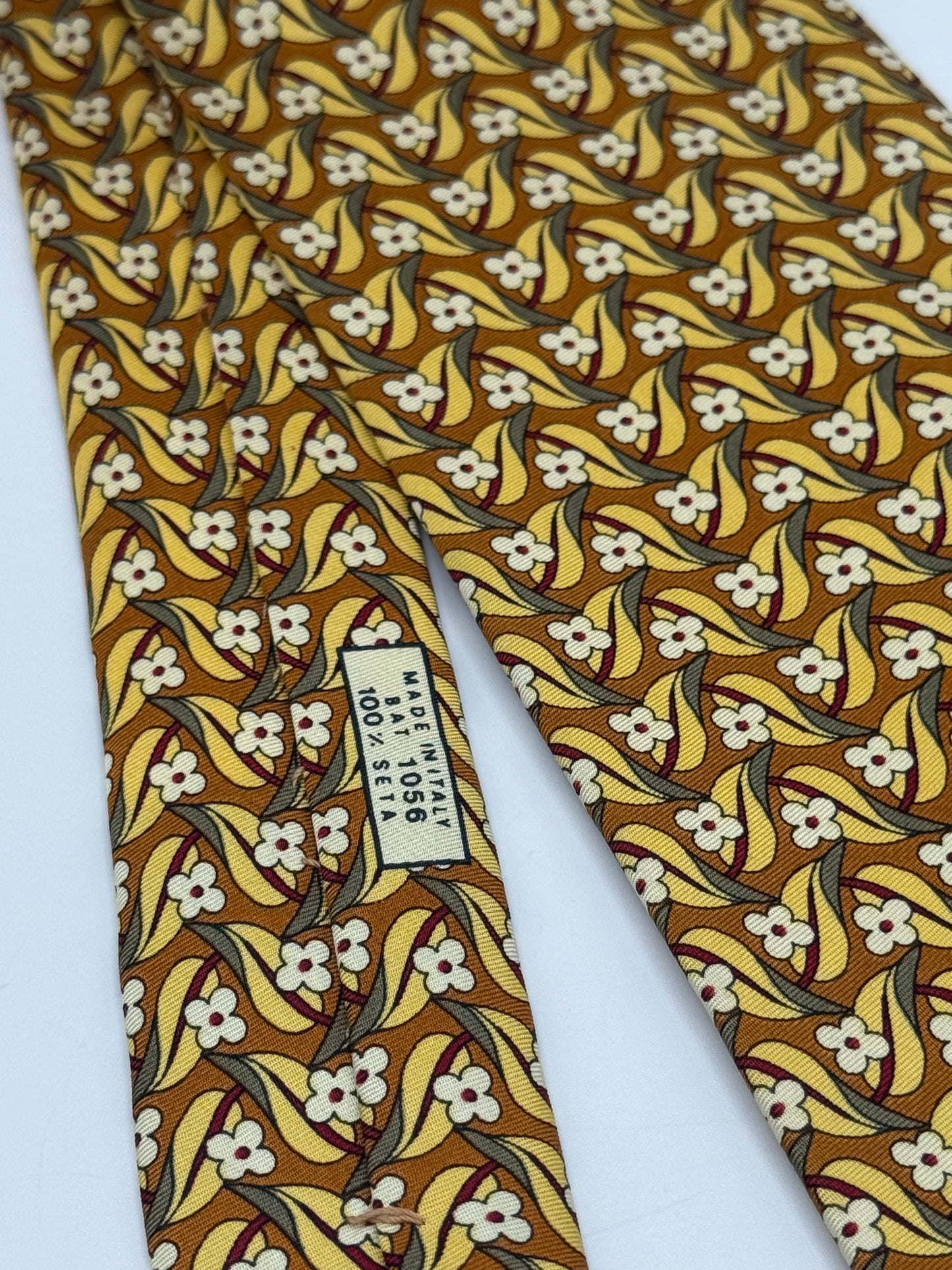 Twill silk tie whit small flower pattern